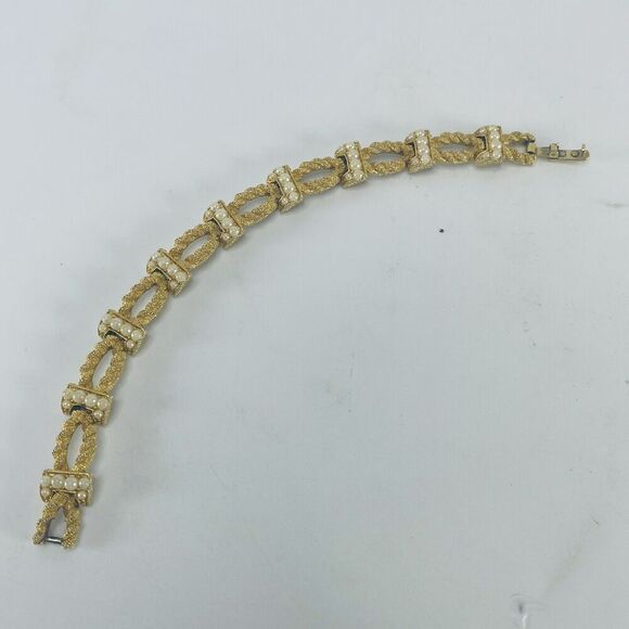 Crown Trifari Signed Bracelet Gold Tone Nugget Rope White Faux Pearl Link VTG 7" - Picture 3 of 16
